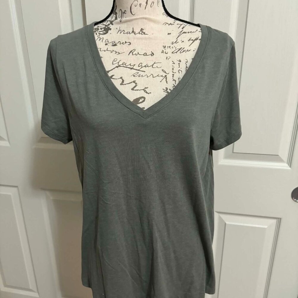 Women's Army Green V-Neck Short-Sleeved T-Shirt